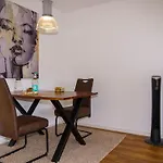 200 Apartment Mit Carport, Aufzug Und Balkon